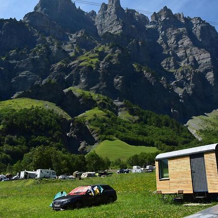 Campingplatz Mit Restaurant & Sportarena Leukerbad Exterior foto