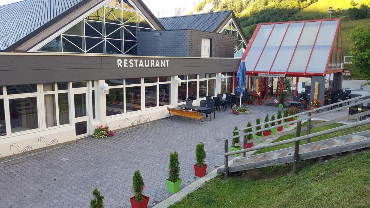 Campingplatz Mit Restaurant & Sportarena Leukerbad Exterior foto